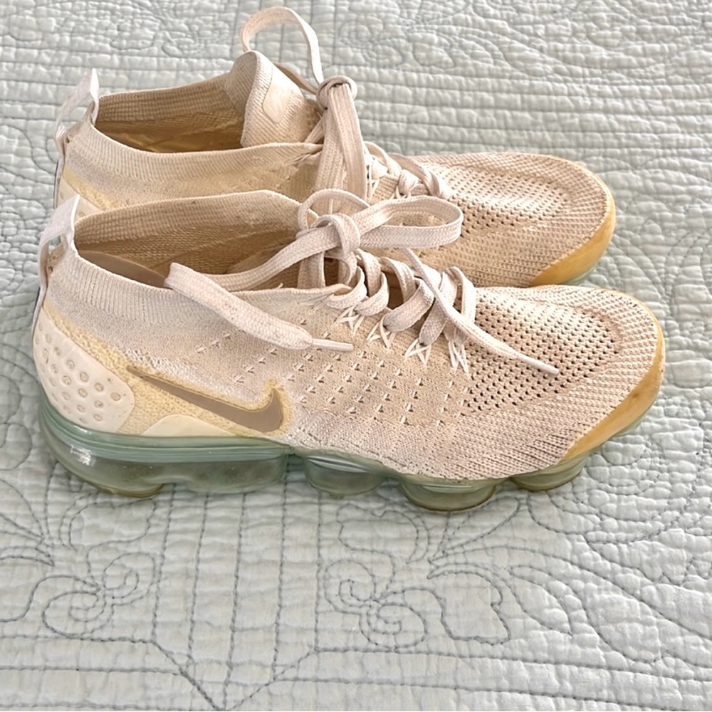 Nike Air VaporMax Flyknit 2
Women's Size 7